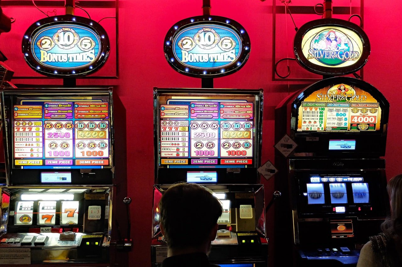 Platform ultrakill menampilkan berbagai pasar sportsbook, kasino langsung, dan permainan slot